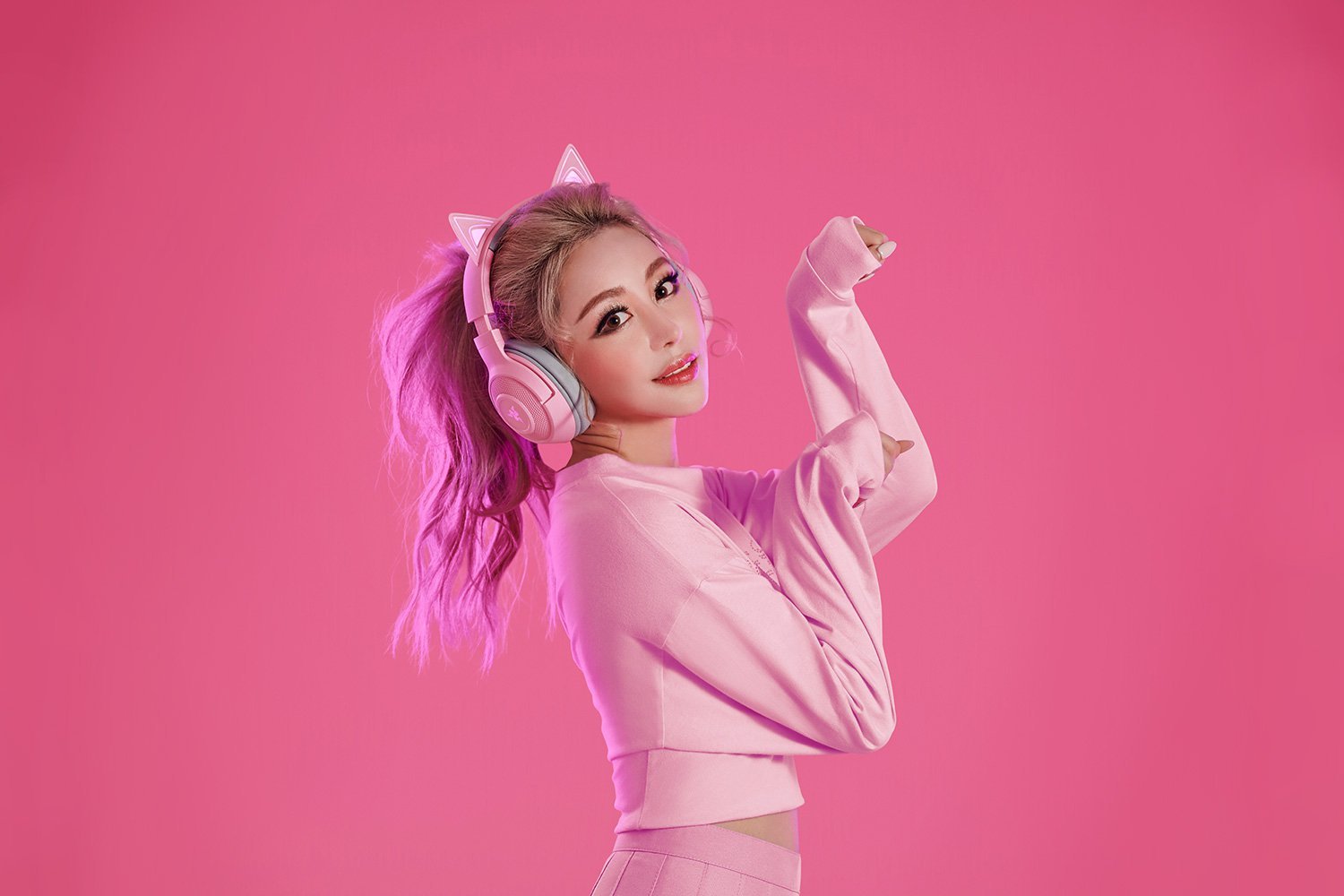 Razer Kraken BT Kitty Edition | Bluetooth 5.0 | 40ms Low Latency Connection | Custom-Tuned 40mm Drivers | Beamforming Microphone | Powered Chroma | Quartz Pink - Image 2